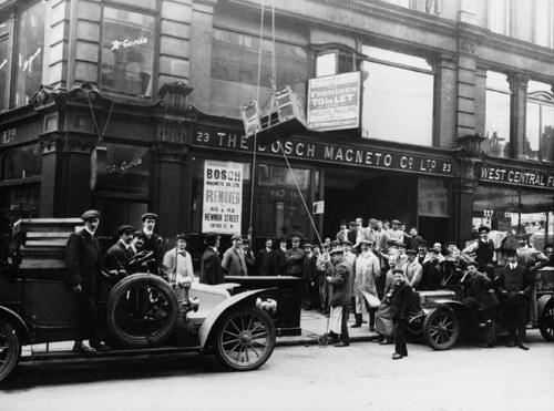 Bosch Magneto Co. Ltd в Лондоне, 1910 год. Персонал компании переезжает из офиса на улице Стор (Store Street) в офис по новому адресу на улице Ньюмэн (Newman Street). Информация о новом адресе офиса размещена в окне здания. Bosch Magneto Co. Ltd в Лондоне, 1910 год. Персонал компании переезжает из офиса на улице Стор (Store Street) в офис по новому адресу на улице Ньюмэн (Newman Street). Информация о новом адресе офиса размещена в окне здания.