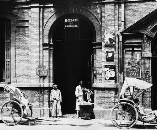 Здание филиала компании Bosch в Шанхае, 1933 год. Даже в этой стране, где рикша – самый распространенный вид транспорта, продукция компании пользовалась спросом.