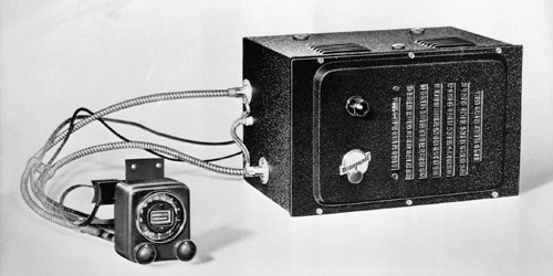 Автомобильный радиоприемник Blaupunkt, 1936 год. В 1932 году компания Ideal-Werke AG, которая позднее стала Blaupunkt-Werke представила автомобильный радиоприемник с пультом управления